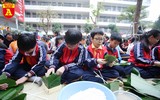 Học sinh Hà Nội thích thú thi gói bánh chưng, giã bánh dày, viết thư pháp